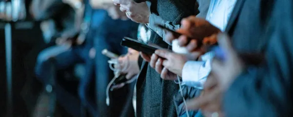 Bomo sužnji ali mojstri črnega ogledala?