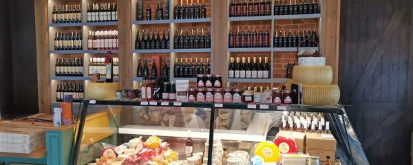 Lično urejena prodajalna z vini in delikatesami Asmadan.