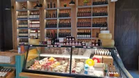 Lično urejena prodajalna z vini in delikatesami Asmadan.