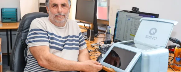 Aljoša Žerjal s svojim kvantnim računalnikom, prvim osebnim 
tovrstnim računalnikom v Sloveniji.