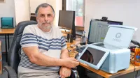 Aljoša Žerjal s svojim kvantnim računalnikom, prvim osebnim 
tovrstnim računalnikom v Sloveniji.