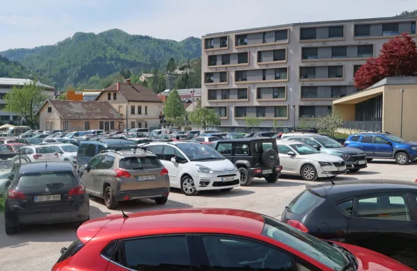 Ob lepem vremenu na makadamski Uti vlada nepopisna parkirna 
gneča, ob slabem pa pretikanje med številnimi manjšimi in 
velikimi lužami.