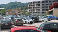 Ob lepem vremenu na makadamski Uti vlada nepopisna parkirna 
gneča, ob slabem pa pretikanje med številnimi manjšimi in 
velikimi lužami.