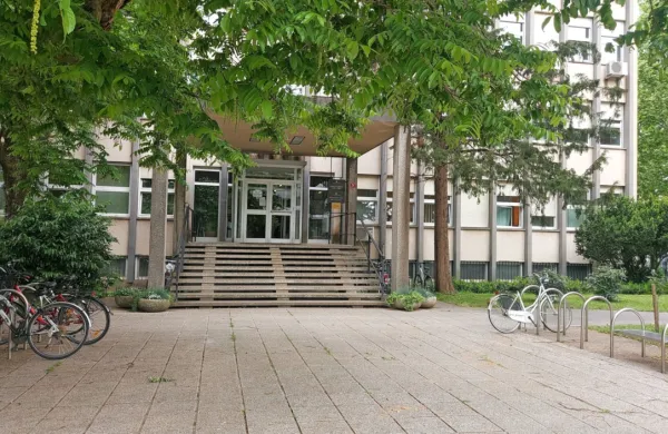 Pravosodni  policisti obtoženega  ajdovskega  tiktokerja danes  niso  
pripeljali  iz pripora na  novogoriško  okrožno  sodišče. 