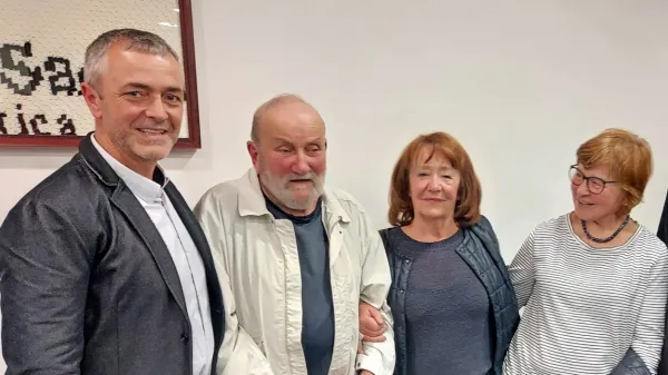 Tomo Šajn (drugi z leve) v družbi nekdanjih kolegov Danijela Ceka, 
Cvete Guzej Sabadin in Sonje Mljač.