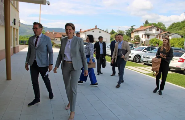 Alenka Bratušek  županom ni potrdila, ali se bo našla rešitev za 
Kanin. 