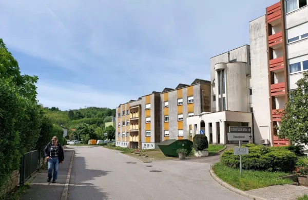 Stavbo B (rumeno-siva), ki je bila zgrajena pred 40 leti, bodo popolnoma prenovili, število postelj pa s 56 zmanjšali  na 45.  