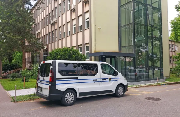 Pravosodni policisti  včeraj  obtoženega  tiktokerja  na  njegovo željo 
niso pripeljali na  sodišče.  