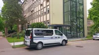 Pravosodni policisti  včeraj  obtoženega  tiktokerja  na  njegovo željo 
niso pripeljali na  sodišče.  