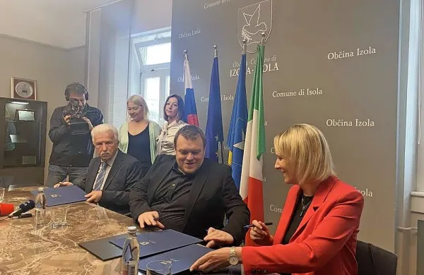 Minister Simon Maljevac pred nedavnim v Izoli ob podpisu 
pogodbe za bodoči novi dom starejših občanov.