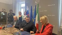 Minister Simon Maljevac pred nedavnim v Izoli ob podpisu 
pogodbe za bodoči novi dom starejših občanov.