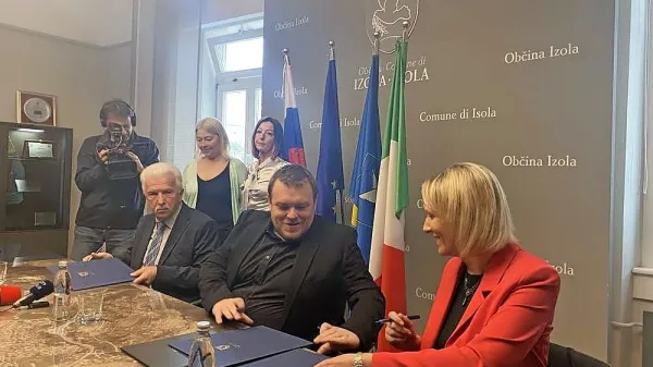 Minister Simon Maljevac pred nedavnim v Izoli ob podpisu 
pogodbe za bodoči novi dom starejših občanov.