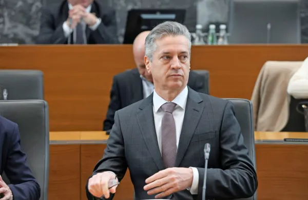 Na spletnih portalih in družbenih omrežjih je zaokrožil lažen 
video, v katerem sta zlorabljena podoba in glas predsednika vlade 
Roberta Goloba.