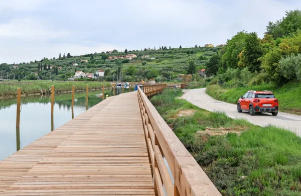 Ob Jernejevem kanalu Okolje Piran končuje gradnjo mostovža, ki 
je namenjen privezovanju plovil in pešcem,  Občina Piran pa naj bi 
kmalu obnovila še cesto, meteorno in fekalno kanalizacijo. 