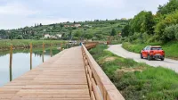 Ob Jernejevem kanalu Okolje Piran končuje gradnjo mostovža, ki 
je namenjen privezovanju plovil in pešcem,  Občina Piran pa naj bi 
kmalu obnovila še cesto, meteorno in fekalno kanalizacijo. 