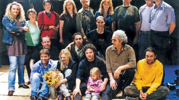 Svetilnik Jere Ivanc v režiji Jake Ivanca z gostjo Katarino Čas je 
zadnja predstava (23. maj) na odru stare gledališke dvorane. V 
spomin nanjo je po predstavi nastala fotografija s tedanjimi člani 
Gledališča.