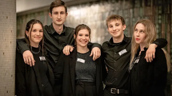 Vera, Jan, Živa, koordinator Martin in Svetlana so del uigrane 
ekipe nasmejanih hostes in hostesnikov. 


