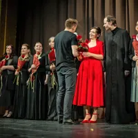 Hostese in hostesniki imajo na premieri tudi nalogo razdeliti 
cvetje ustvarjalcem predstave.  