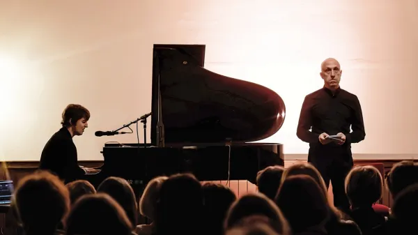 Ingrid Mačus in David Bandelj sta odprla letošnji niz Glasbe z vrtov 
sv. Frančiška.