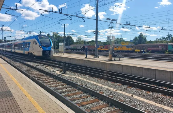 Nadgradnja signalnovarnostnih naprav  na postaji Divača     je potrebna, ker se bo tam priključila nova proga. 