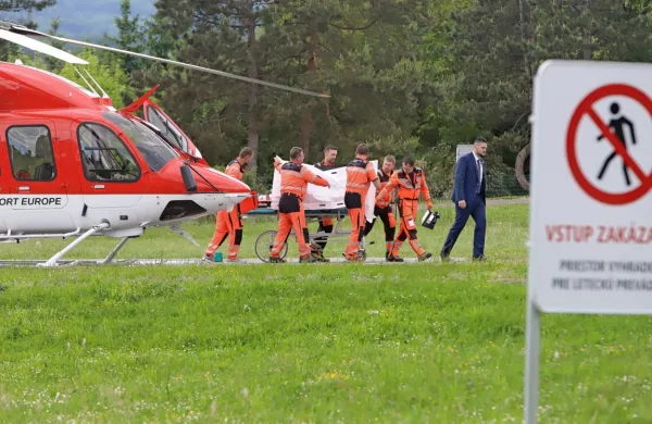 Po atentatu v kraju Handlova so ranjenega slovaškega premierja s 
helikopterjem nemudoma prepeljali v bolnišnico v Banski Bistrici.