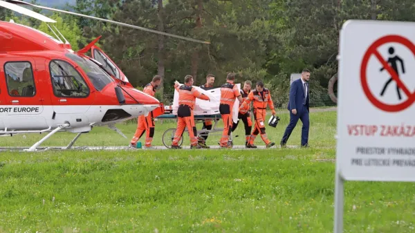 Po atentatu v kraju Handlova so ranjenega slovaškega premierja s 
helikopterjem nemudoma prepeljali v bolnišnico v Banski Bistrici.