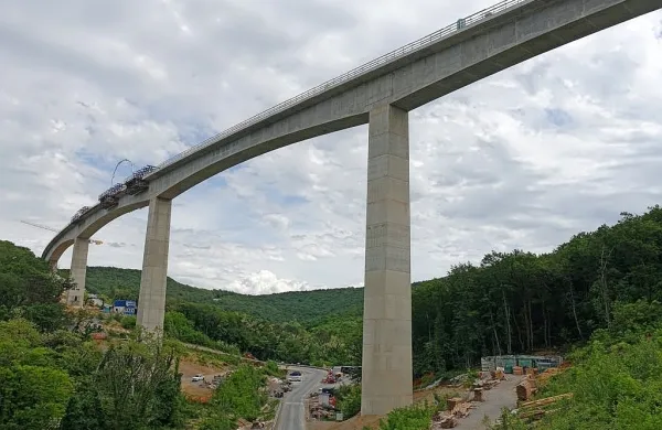 Na viaduktu Vinjan postavljajo ograjo.
