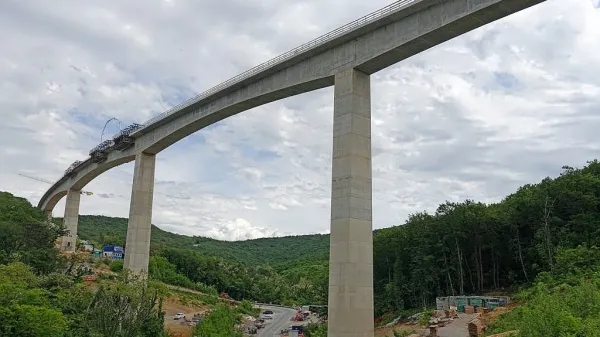 Na viaduktu Vinjan postavljajo ograjo.