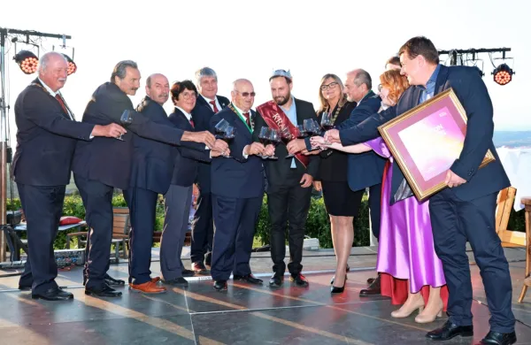 Za letošnjega Kralja refoška so okronali Gregorja Koreniko iz kleti 
Robi&Dorjano Korenika.