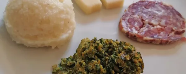 Marve s polento, šalamom in sirom.