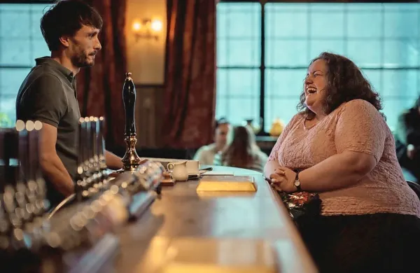 Richard Gadd se je v televizijski seriji Baby Reindeer v glavni vlogi 
ponovno spustil v najbolj temne in travmatične dogodke lastnega 
življenja, ko je bil žrtev ekstremnega zalezovanja. 