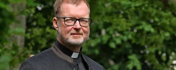 “Ko enkrat prideš na položaj, in to velja tudi za druge institucije, 
podjetja, politične stranke, boš naredil vse, da zaščitiš institucijo. 
Identificiraš se z njo. Nekateri škofje so prepričani, da za to, da so 
prišli na ta položaj, vse dolgujejo Cerkvi, da so brez nje nič. Zato 
bodo naredili vse, da jo zaščitijo. In s tem tudi sebe,” opozarja 
pater Hans Zollner.