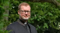 “Ko enkrat prideš na položaj, in to velja tudi za druge institucije, 
podjetja, politične stranke, boš naredil vse, da zaščitiš institucijo. 
Identificiraš se z njo. Nekateri škofje so prepričani, da za to, da so 
prišli na ta položaj, vse dolgujejo Cerkvi, da so brez nje nič. Zato 
bodo naredili vse, da jo zaščitijo. In s tem tudi sebe,” opozarja 
pater Hans Zollner.