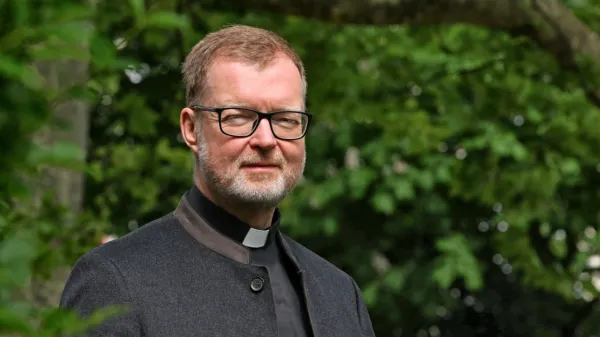 “Ko enkrat prideš na položaj, in to velja tudi za druge institucije, 
podjetja, politične stranke, boš naredil vse, da zaščitiš institucijo. 
Identificiraš se z njo. Nekateri škofje so prepričani, da za to, da so 
prišli na ta položaj, vse dolgujejo Cerkvi, da so brez nje nič. Zato 
bodo naredili vse, da jo zaščitijo. In s tem tudi sebe,” opozarja 
pater Hans Zollner.
