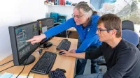 Fizik Dean Mozetič (levo) in elektronik Marko Jeklar  med analizo  odskoka v smučarskih poletih v Planici.   