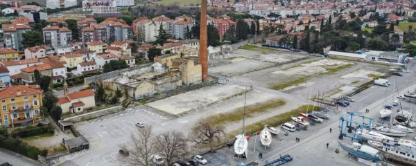 

Območje Arga je lokacija, ki jo mnogi vidijo kot bodoči mladinski center in kulturni dom, seveda v navezavi na Arrigoni. Večinoma je v zasebni lasti, a tudi občinski. Ta ima 
v lasti obe stavbi ob glavnem vhodu in še dimnik, v katerem je nekakšen amfiteater, Izolanom večinoma neznan prostor. Parkirišča za avtodome letos bojda ne bo in občina 
upa, da bo prostor dobila v poskusno začasno rabo. Morda že letos.   