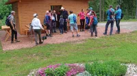 Dobrih 13 kilometrov dolg Medeni krog v Kanomlji se začne (ali konča) 
med lepo urejenimi čebelnjaki z apiterapijo. 