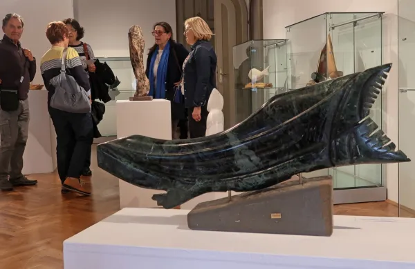 Več deset malih skulptur (na fotografiji v ospredju morski pes)  v 
razstavišču Tartini razveseljuje številne obiskovalce. 