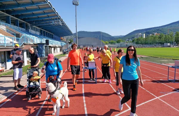 Tekli ali hodili so slepi, slabovidno, videči, mladi, starejši  ... vsi za 
dober namen. 