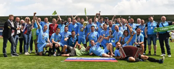 

Skupinska fotografija slovenskih nogometašev vinarjev in ostale 
delegacije na stadionu FC Slovačko na Češkem

