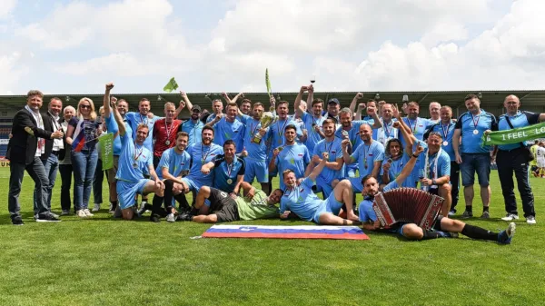 

Skupinska fotografija slovenskih nogometašev vinarjev in ostale 
delegacije na stadionu FC Slovačko na Češkem

