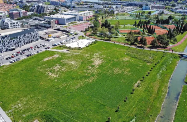 Na delu velikega travnika med ŠRC Bonifika, olimpijskim bazenom 
in Piransko cesto bodo uredili nov kolesarski park.  