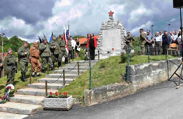 Obletnico požiga so obeležili pri spomeniku v Tominjah. 