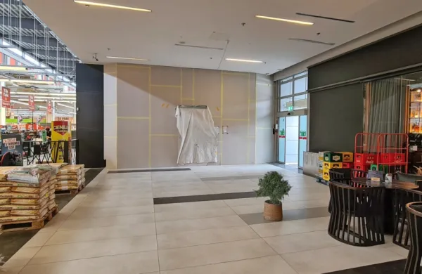 Novo McDonald's  restavracijo urejajo v  prostorih nekdanje trgovine NKD v nakupovalnem središču Supernova Mercator Koper 
na Dolinski cesti v Olmu. 