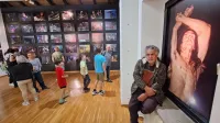 Fotografa Gorana Antleja smo ovekovečili ob fotografiji Iggyja 
Popa v solkanski Vili Bartolomei, kjer so odprli pregledno razstavo 
njegovih fotografij, ki jih je posnel v več kot štirih desetletjih 
obiskovanja koncertov. 