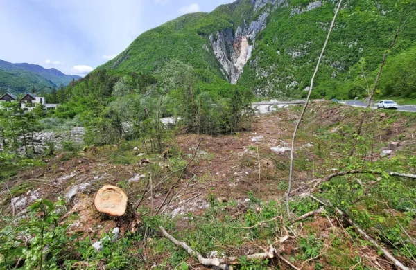 Degradirano območje z razgledom na slap Boka s parkiriščem bi 
občina uredila, zavod za varstvo narave pa ne soglaša s predlaganimi načrtom. 