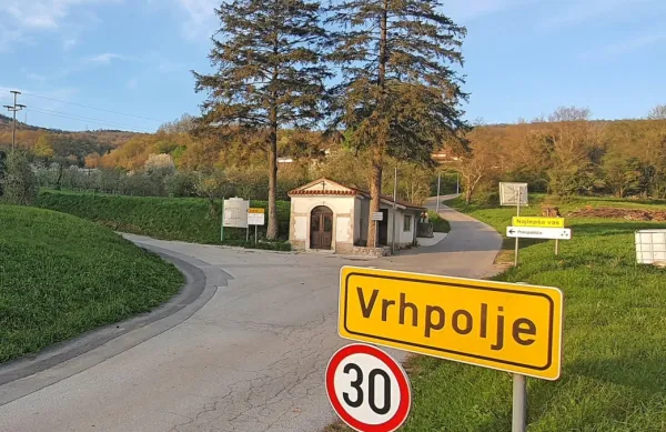 Člani Agrarne skupnosti Vrhpolje so investitorju postavili omejitev 
pri največ 20 hektarjih  sončnih elektrarn. 