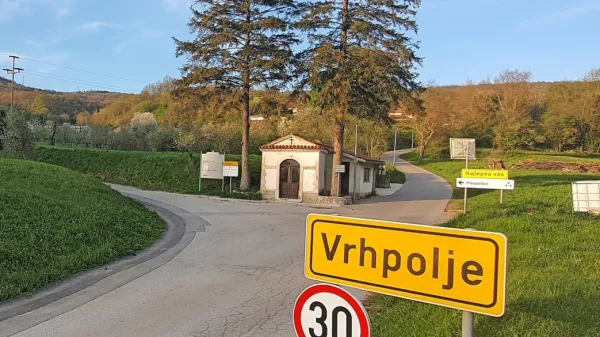 Člani Agrarne skupnosti Vrhpolje so investitorju postavili omejitev 
pri največ 20 hektarjih  sončnih elektrarn. 