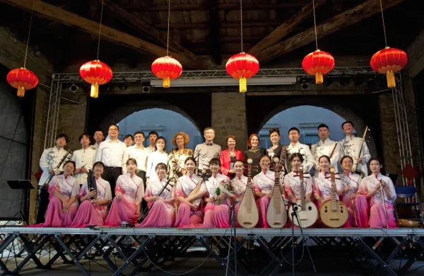 Poznavanje tujih jezikov in kultur nam omogoči vpogled v 
drugačne načine razmišljanja in delovanja, pri tem postanemo 
bolj zavedni lastne identitete in bolj strpni do drugačnosti.