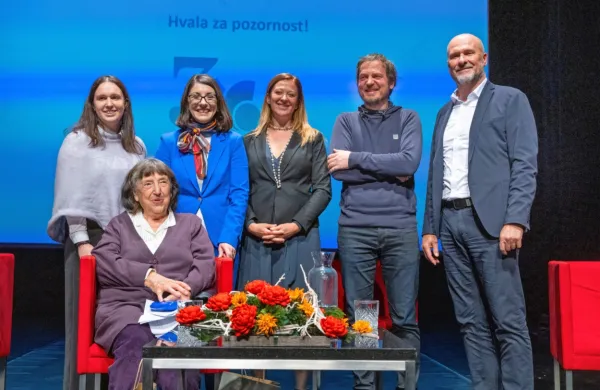 Udeleženci dogodka (z leve: ??????? , Anica Mikuš Kos, dr. Emilija 
Stojmenova Duh, dr. Mateja Sedmak, Goran Lukič in dr. Rado 
Pišot) so poudarili, da je integracija dvosmerni proces, ki zadeva 
obe strani, tako priseljence, kot lokalno skupnost. 